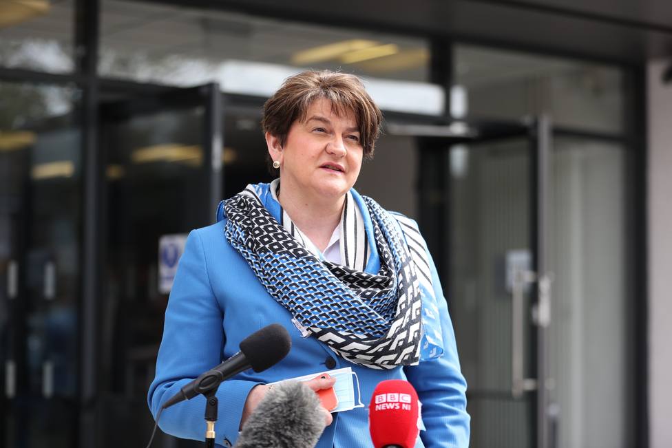 La ministra principal de Irlanda del Norte dimite tras semanas de altercados y tensiones políticas