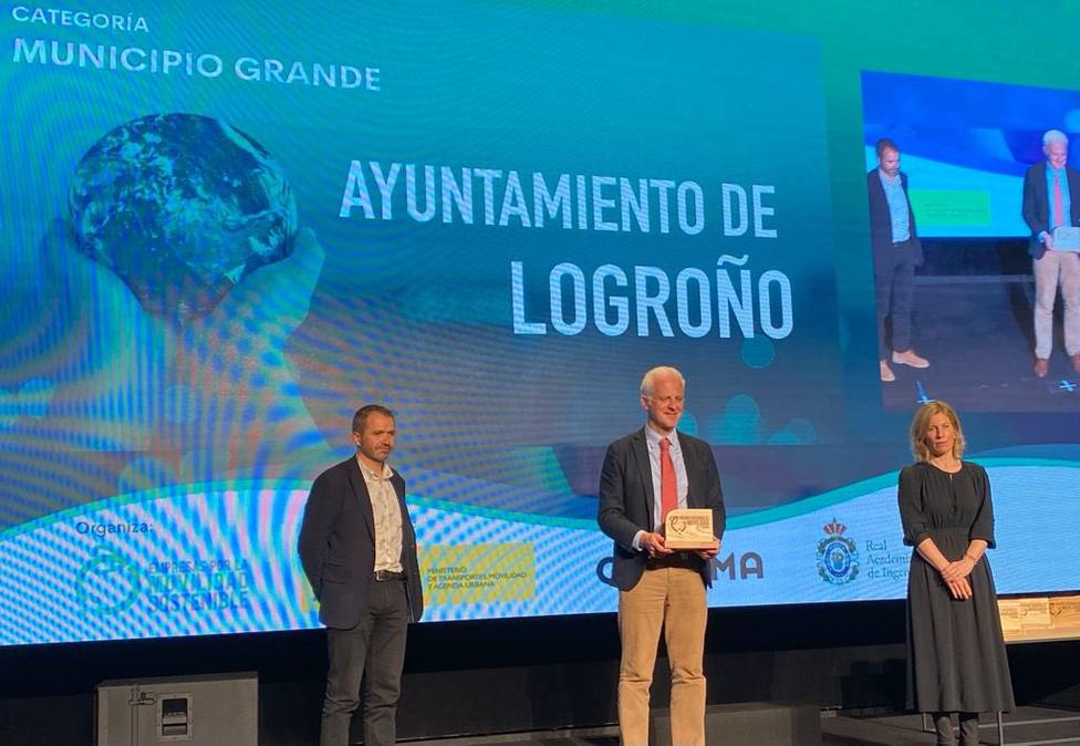 El alcalde de Logroño con el premio