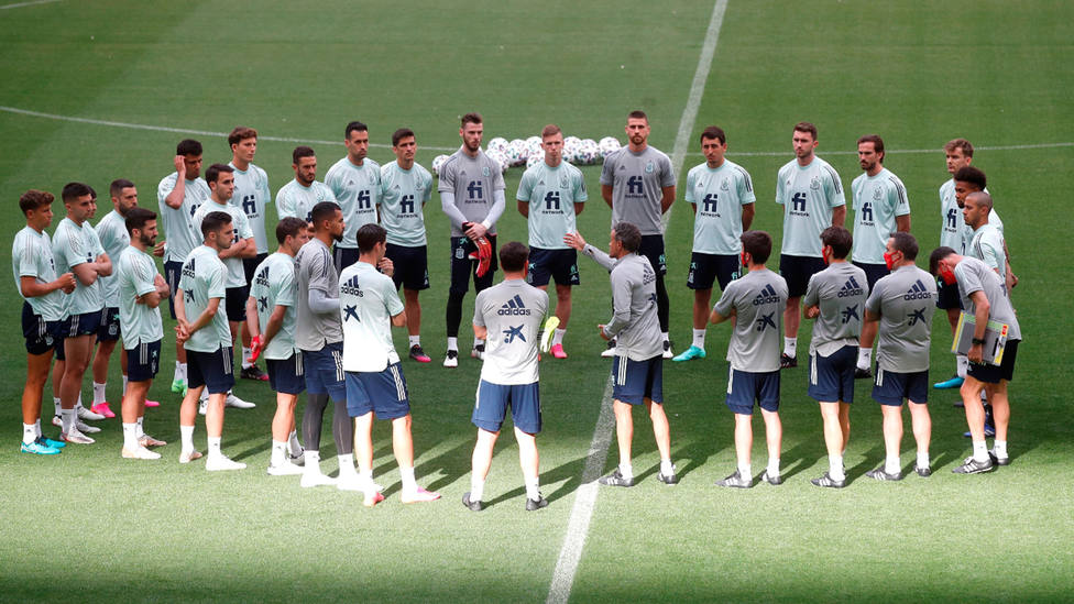 Los jugadores de la Selección Española convocados para la Eurocopa, escuchan órdenes de Luis Enrique