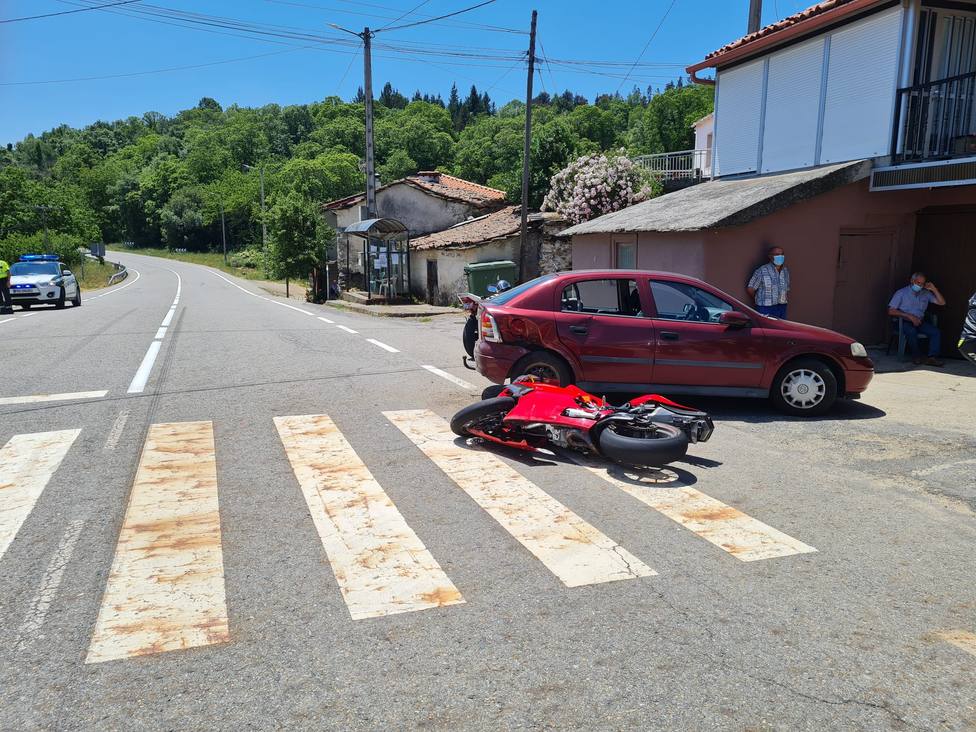La motocicleta y el vehículo implicado en el accidente de A Trepa