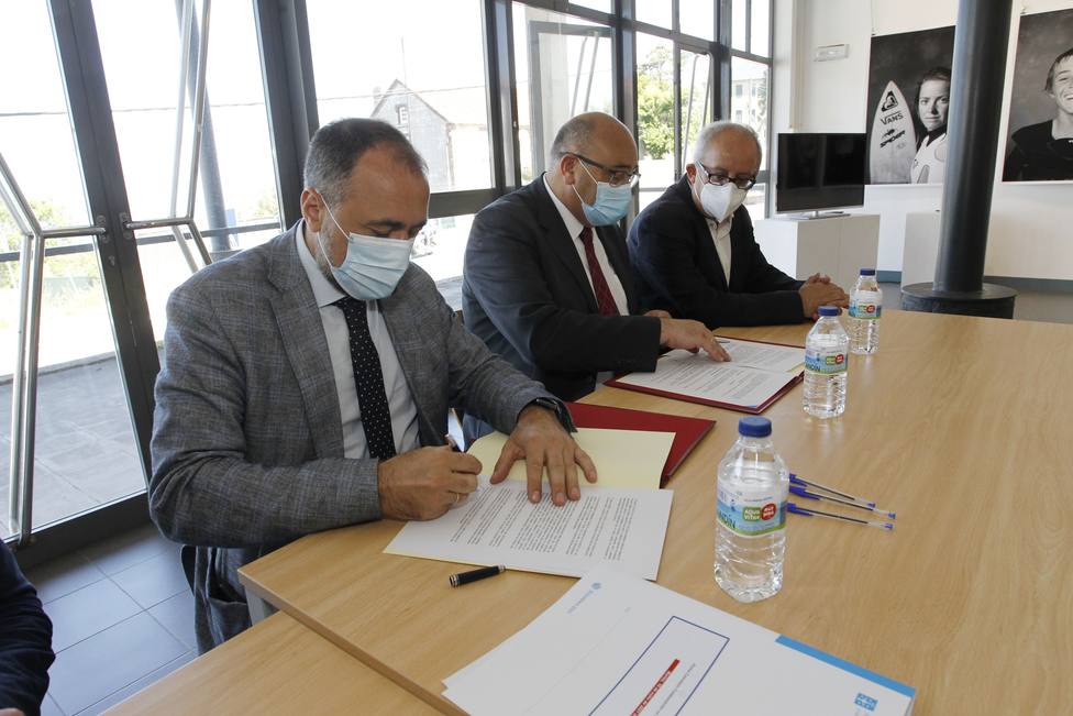 El conselleiro y el alcalde firman el convenio en presencia del gerente del Área Sanitaria de Ferrol