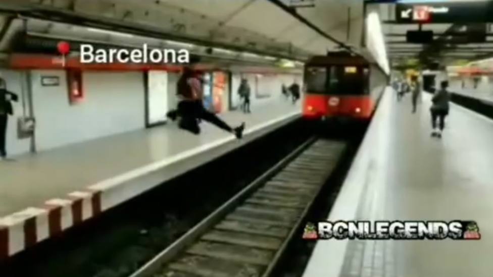 Detienen a un chico que saltó temerariamente ante un metro en marcha en Barcelona