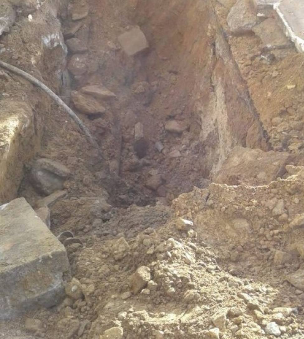 Excavación realizada para reparar una avería en la red de aguas de Lugo