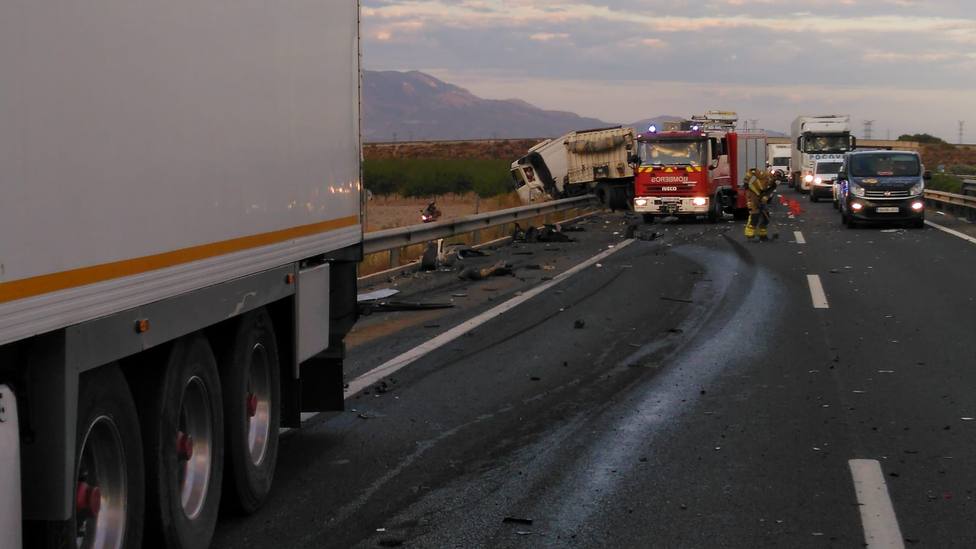 Sanitarios no han podido salvar la vida del conductor de un camión implicado en accidente de tráfico en Totana