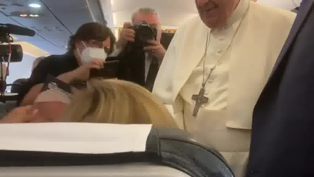 El regalo de Eva Fernández al Santo Padre durante el vuelo hacia Budapest