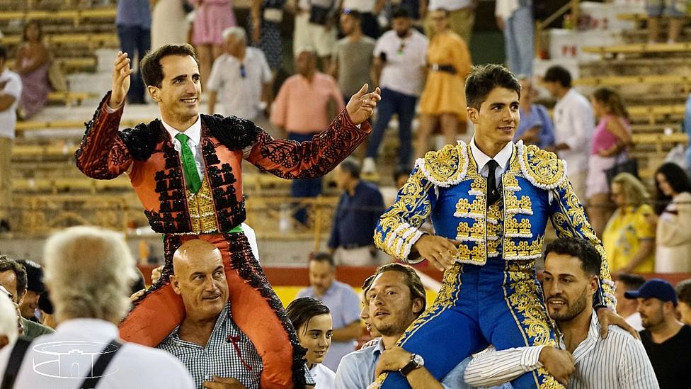 Santiago Esplá y Borja Ximelis en su salida a hombros este domingo en Alicante