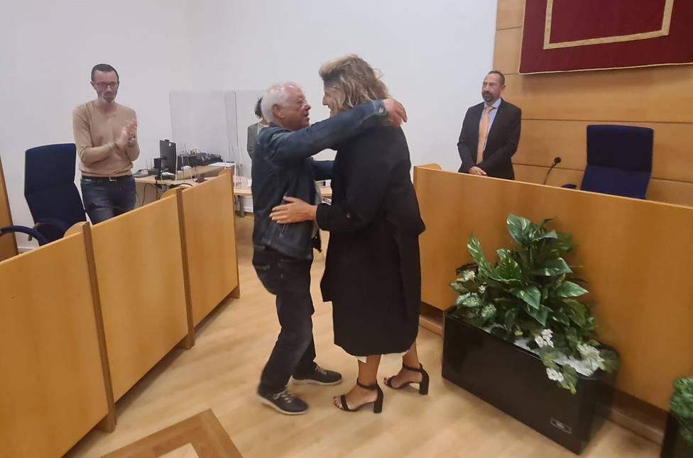Guillermo Sánchez Fojo se abraza a Marián Ferreiro al abandonar el pleno