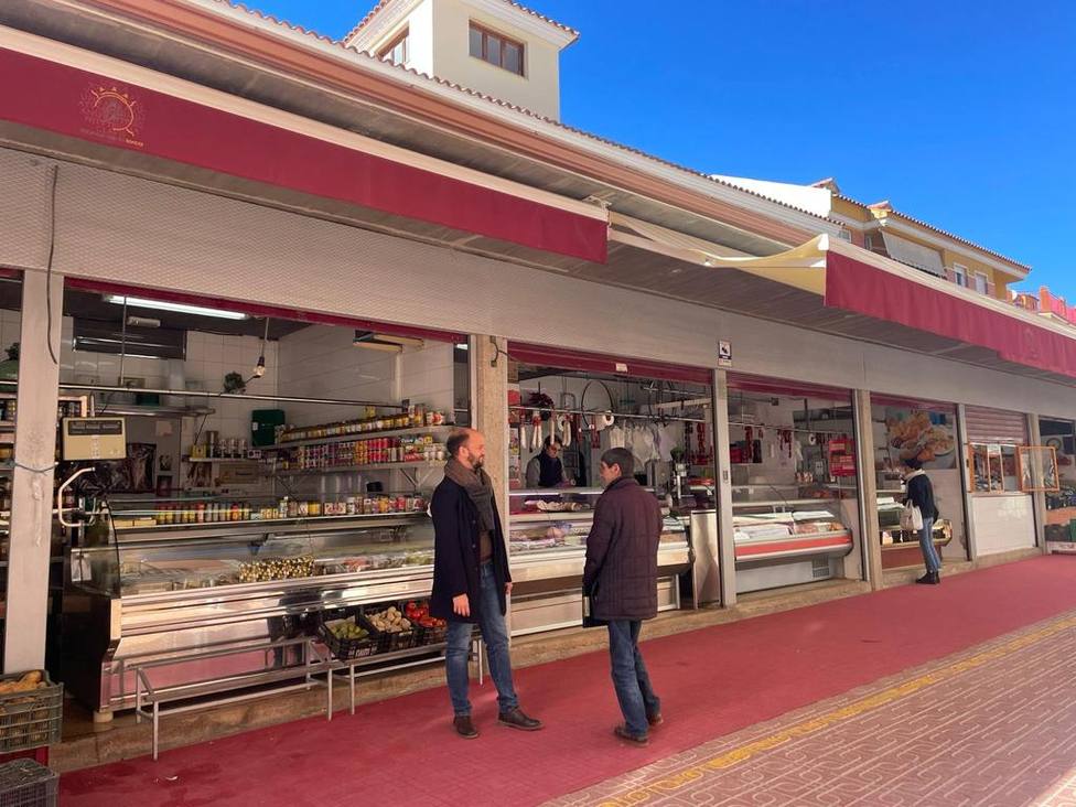Lorca instala toldos impermeables en los puestos de venta de la Plaza de las Hortalizas