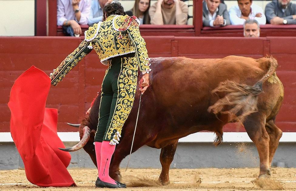 Natural de Curro Díaz durante su faena de muleta al cuarto toro en Las Ventas