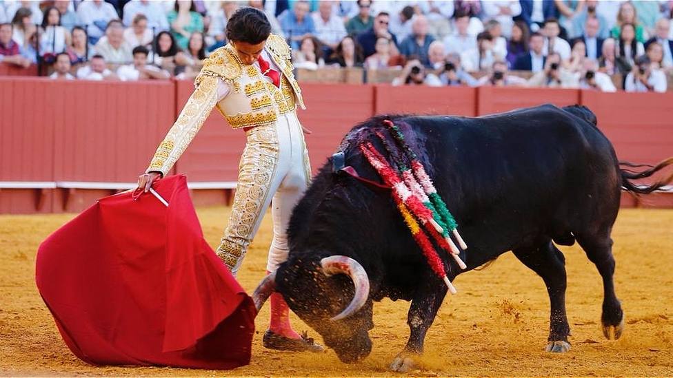 Ruiz Muñoz ante el quinto toro de Fermín Bohórquez este domingo en Sevilla