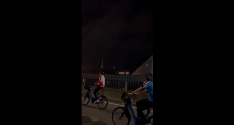 Captura del vídeo con jóvenes en bicicletas municipales hacia la autopista