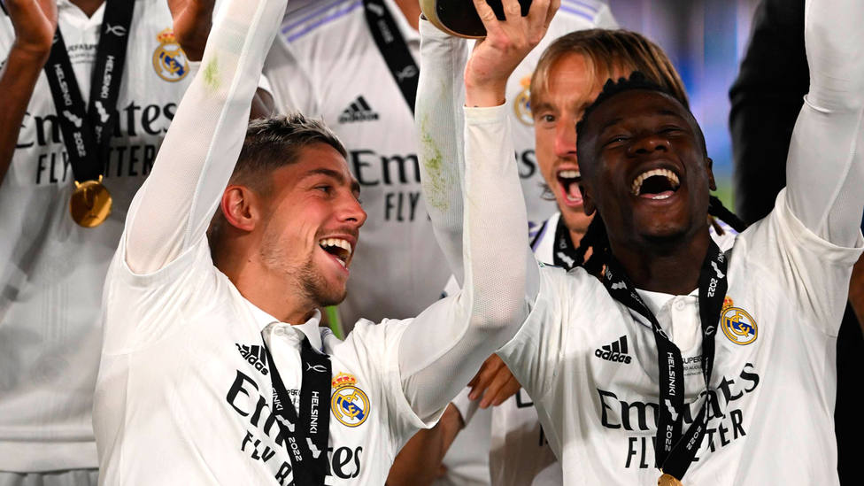 Fede Valverde y Camavinga sostienen juntos la Supercopa ganada en 2022 por el Real Madrid
