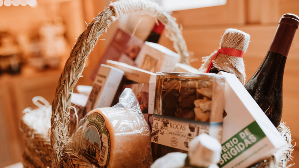 Una cajera de un conocido supermercado de Jerez enseña qué hay en su cesta de Navidad
