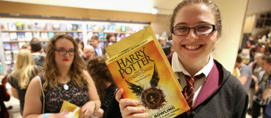 Fan comprando el último libro de Harry Potter. REUTERS