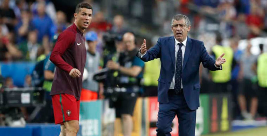Cristiano Ronaldo votará a Fernando Santos como mejor entrenador de 2016. Reuters.