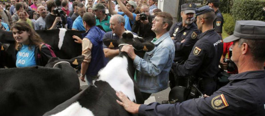 Las protestas y el bloqueo de los ganaderos gallegos continúa. EFe