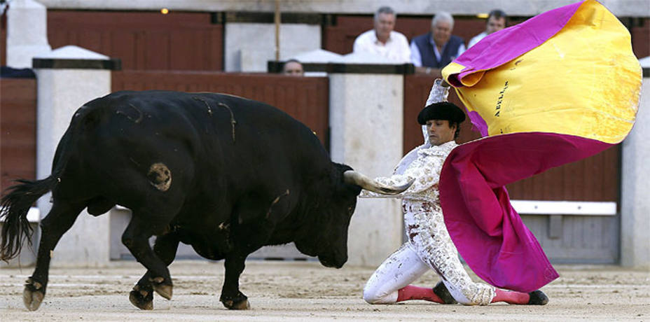 Larga cambiada con la que remató su saludo capotero Miguel Abellán al cuarto toro de Parladé. EFE