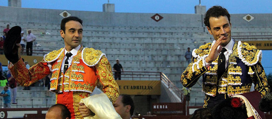 Enrique Ponce y Finito de Córdoba en su salida a hombros este sábado en Arévalo. S.N.