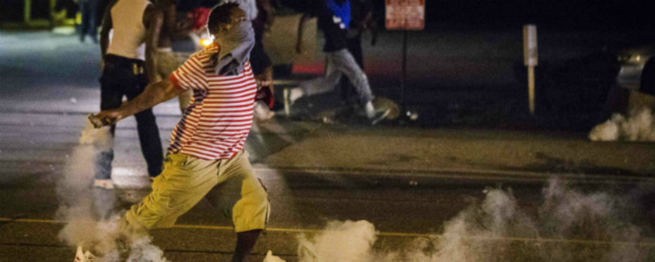 Un joven durante los disturbios tras la muerte del joven Brown (REUTERS)