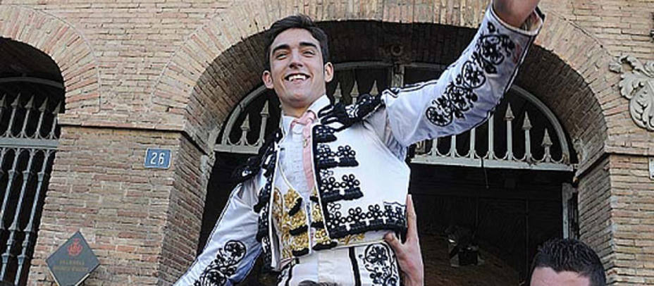 Jesús Duque en un salida a hombros como novillero de Valencia. TOROSVALENCIA.COM