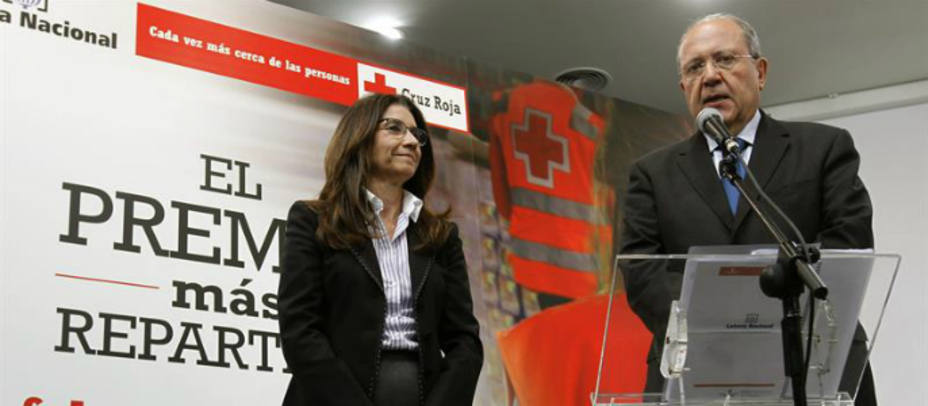 El presidente de Cruz Roja Española, Juan Manuel Suárez del Toro, y la presidenta de Loterías y Apuestas del Estado, Inmaculada García Martínez. EFE