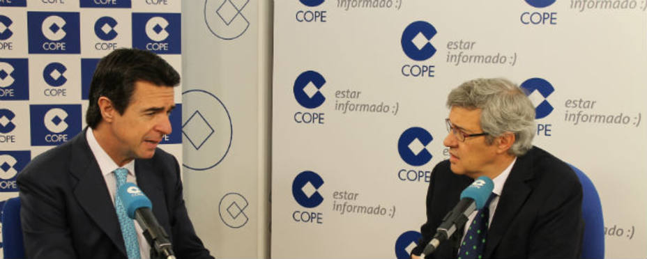El Ministro de Industria junto a Ernesto Sáenz de Buruaga en un momento de la entrevista. Cope.es