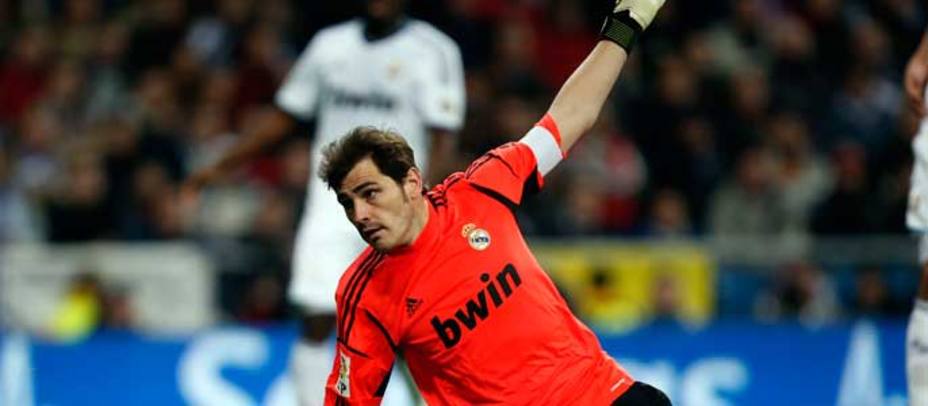 Iker Casillas será operado hoy y tiene de 6 a 8 semanas de baja (REUTERS)