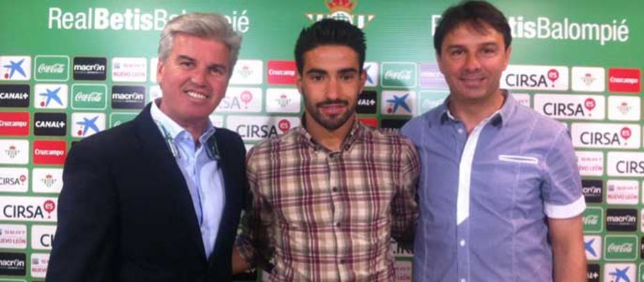 Miguel Gillén, Chuli y Stosic, tras la firma del contrato (realbetisbalompie.es)
