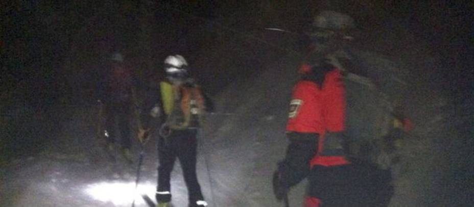 El Grupo de Rescate en Altura (GERA) de los Bomberos de Madrid durante el rescate. EFE