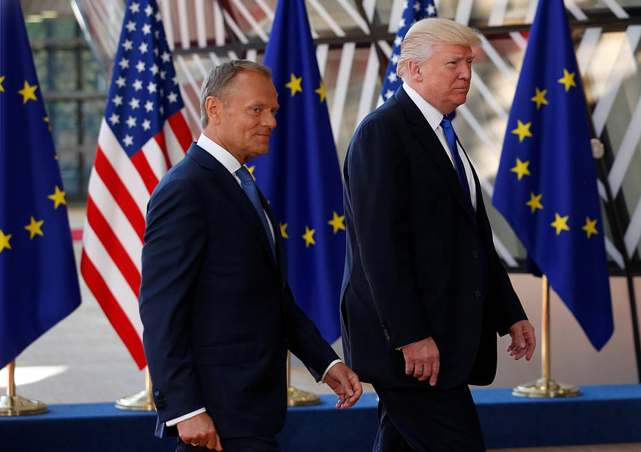 Trump, recibido por Donald Tusk a su llegada a Bruselas.