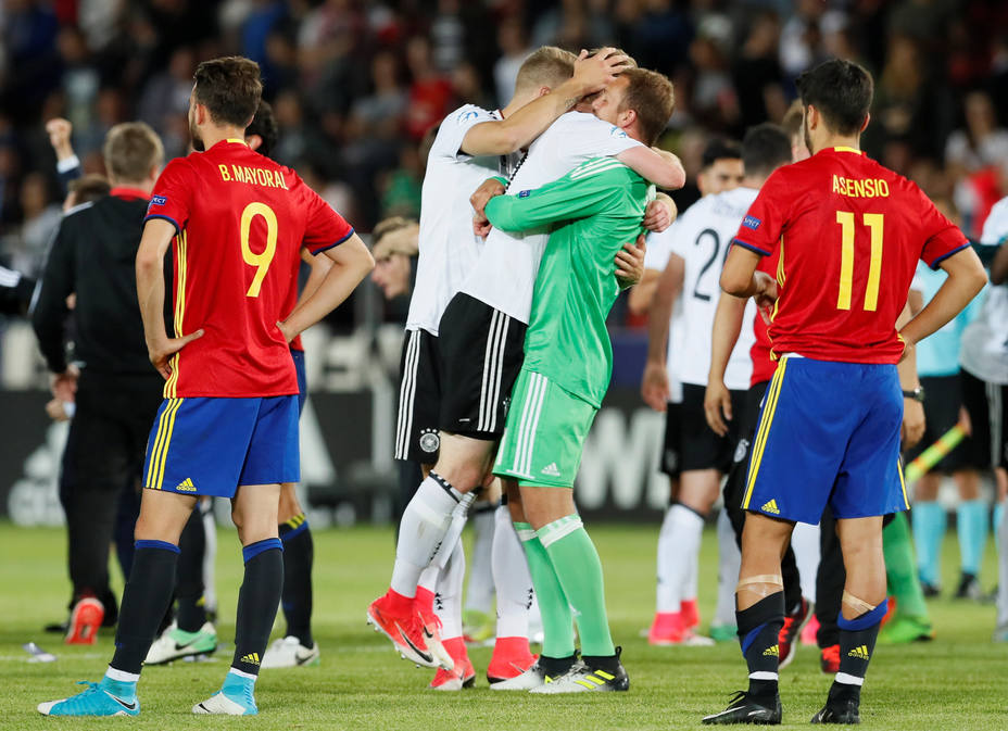 Los jugadores celebran la Eurocopa tras el pitido final