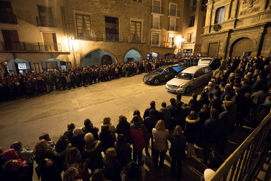 Los féretros de los guardias civiles llegando a la capilla ardiente instalada hoy en el ayuntamiento de Alcañiz. EFE