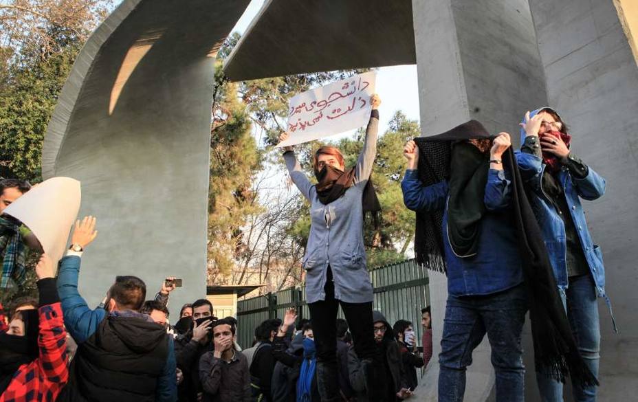 Un grupo de estudiantes se manifiesta contra el régimen iraní