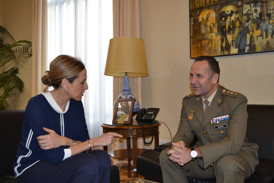 La Subdelegada del Gobierno en Huesca con el Comandante Militar de Huesca y jefe del Regimiento de Infantería Galicia 64