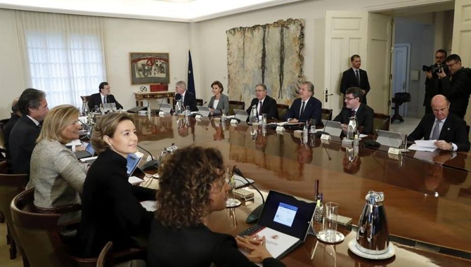 Rajoy presidirá en Moncloa el Consejo de Ministros al que asistirán todos los miembros del Gabinete excepto la titular de Sanidad, Dolors Montserrat