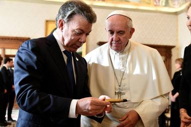 Francisco con Juan Manuel Santos en El Vaticano. EFE