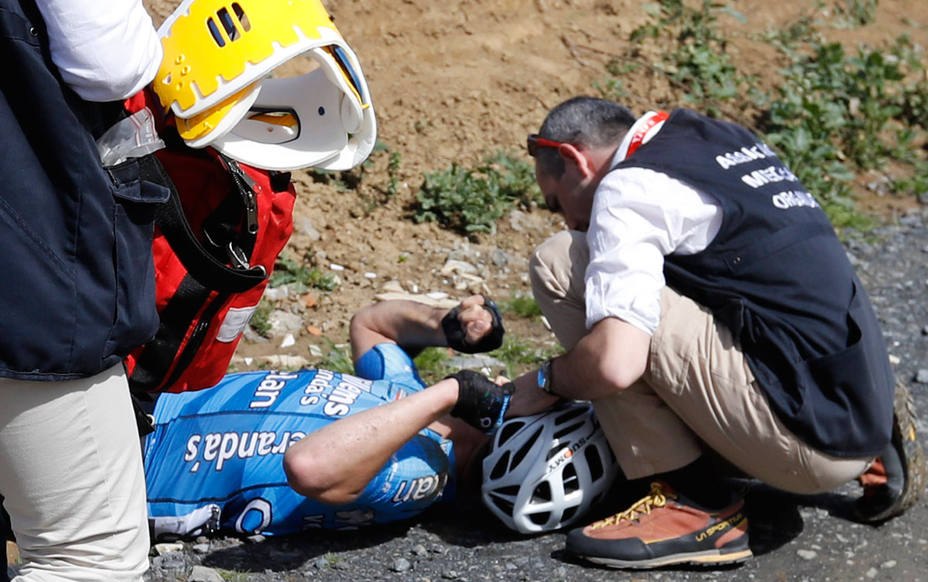 Michael Goolaerts, atendido durante la París-Roubaix tras sufrir un paro cardíaco. EFE