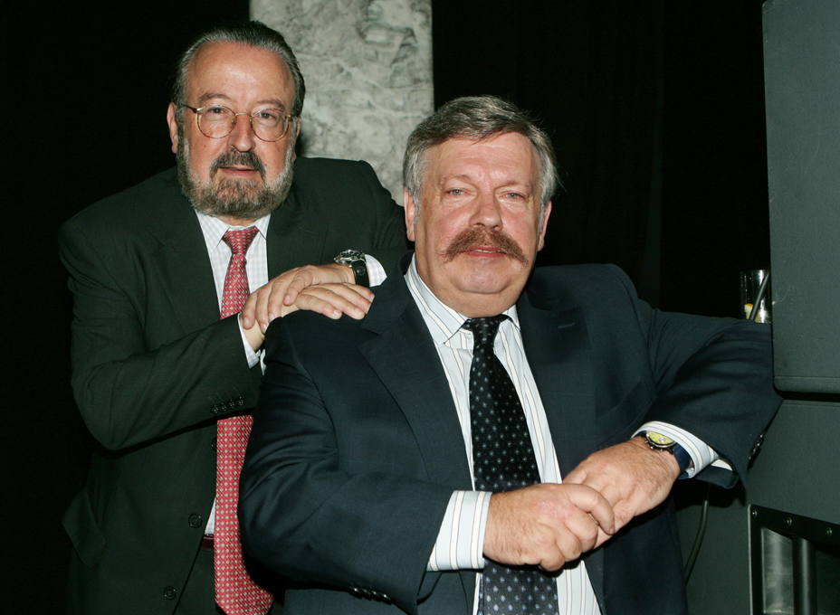 Los presentadores Jose Ramón Pardo (izda), y José María Iñigo
