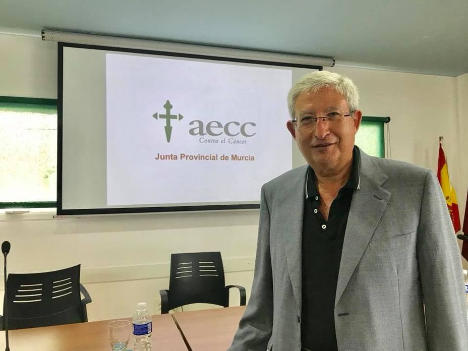 Agustín Navarrete cede la presidencia de AECC Murcia a Manuel Molina Boix
