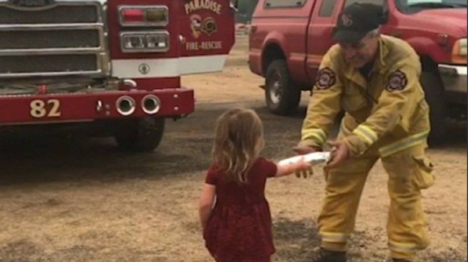 La niña que colaboró con los bomberos en California