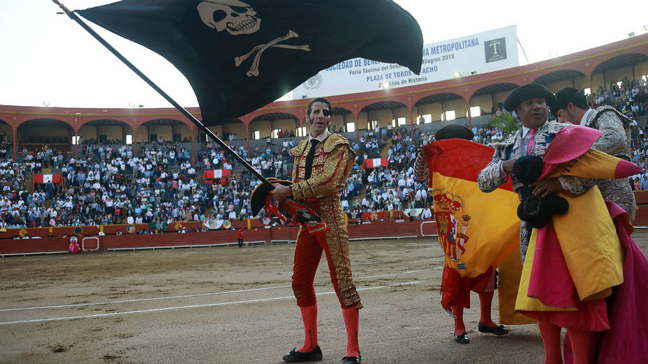 Juan José Padilla enarbolando la bandera pirata en su despedida de la plaza de Acho
