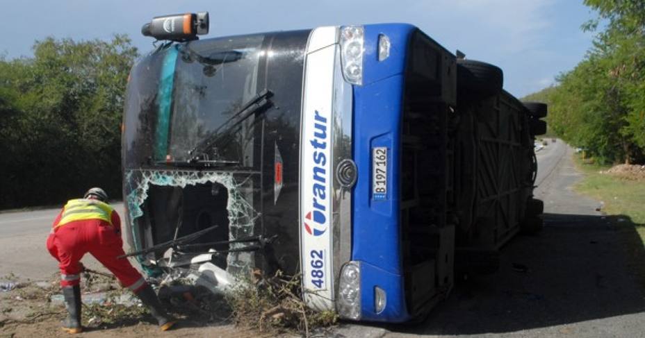 Seis muertos y más de 30 heridos al volcar un autocar en el este de Cuba