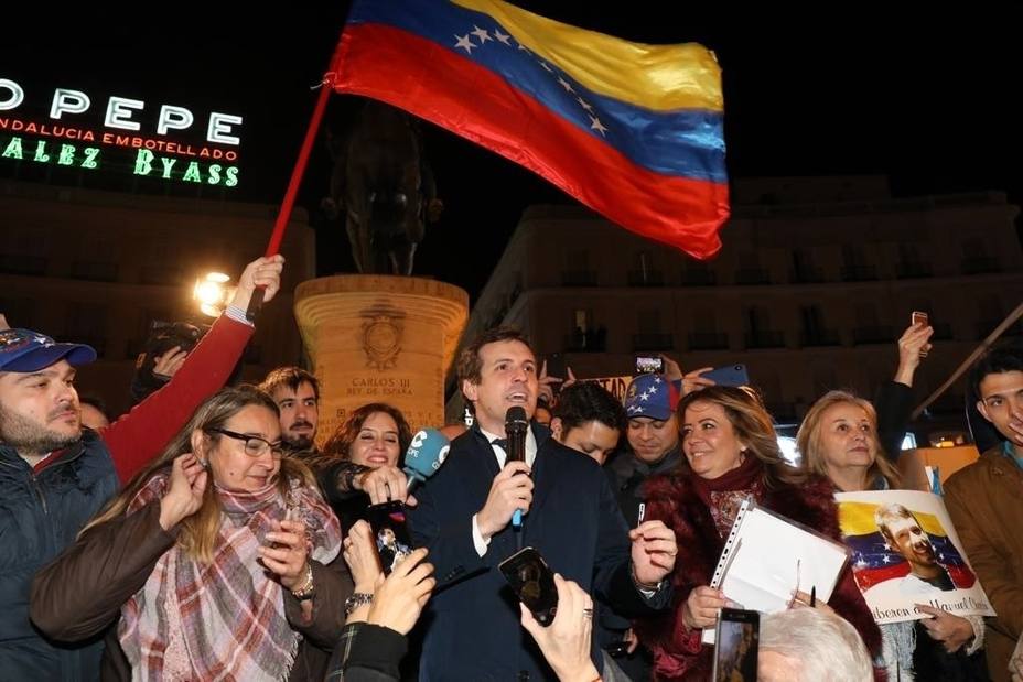 Pablo Casado apoya a Guaidó como presidente de Venezuela en un acto en Sol