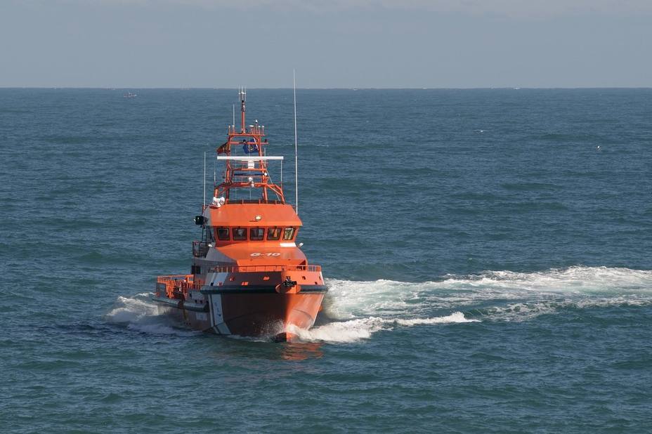 Rescatadas 103 personas entre las que figuran 55 menores de cuatro pateras en aguas del Estrecho