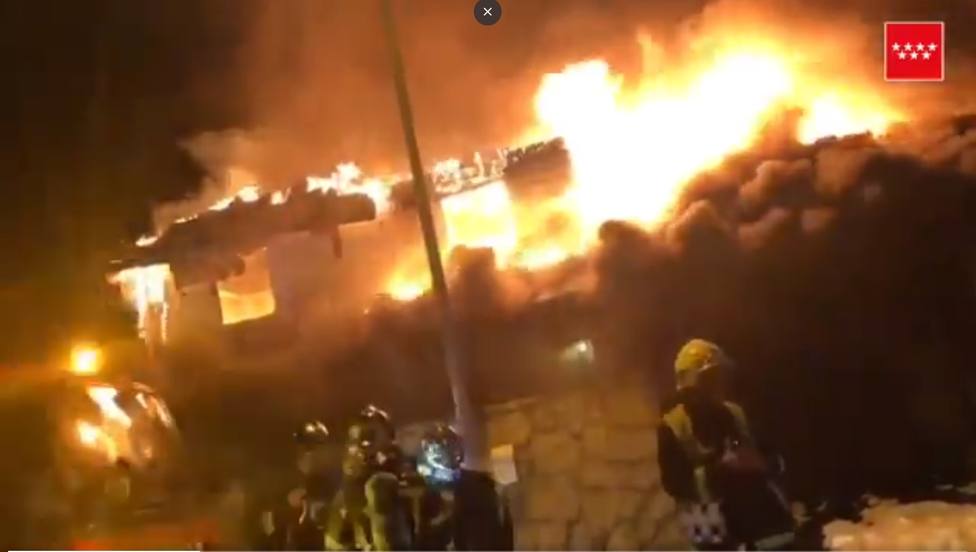 Ocho dotaciones de bomberos trabajan en la extinción del incendio de un chalet en Becerril de la Sierra (Madrid)