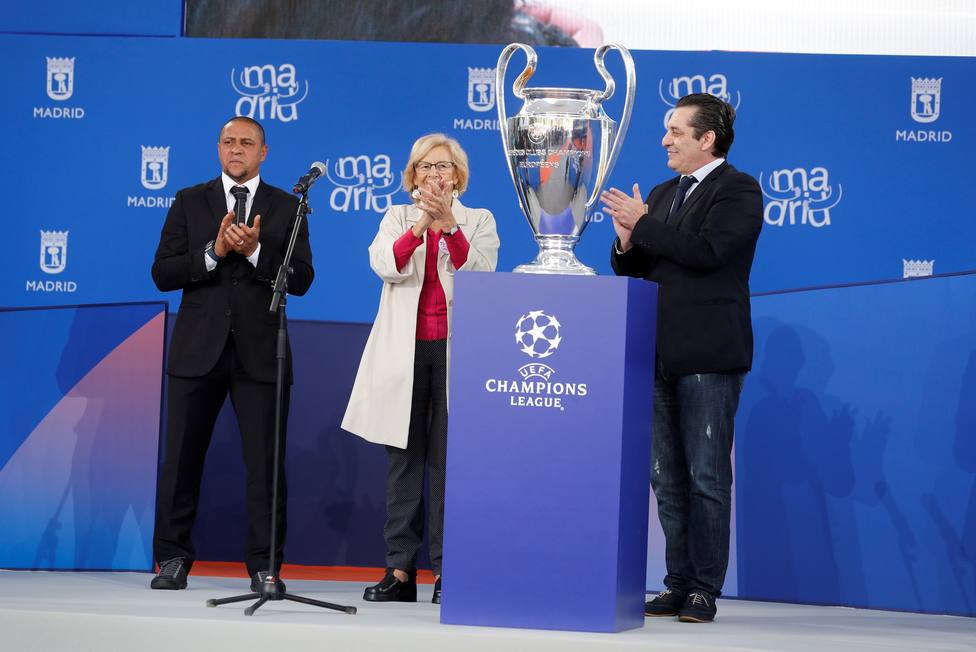 La alcaldesa de Madrid, Manuela Carmena, recibe la Copa de la Champions League en nombre de la ciudad de Madrid