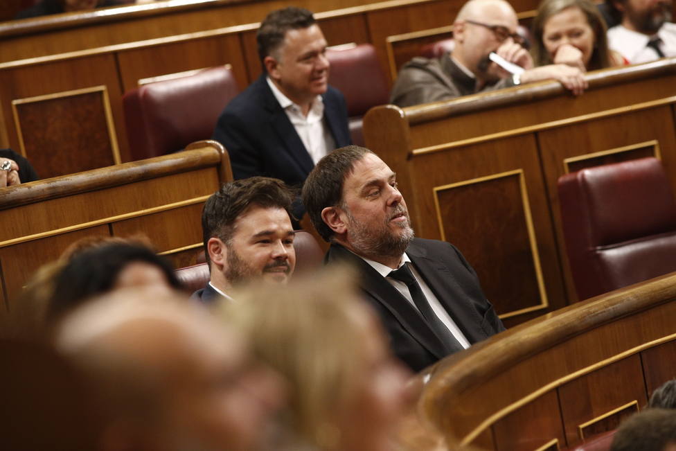 Gabriel Rufián y Oriol Junqueras sentados en el Congreso de los Diputados