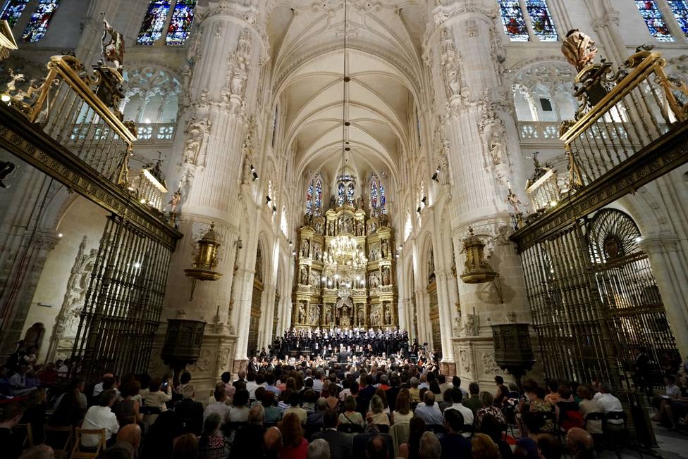 La orquesta y coro del Teatro Real actúa en la catedral de Burgos.