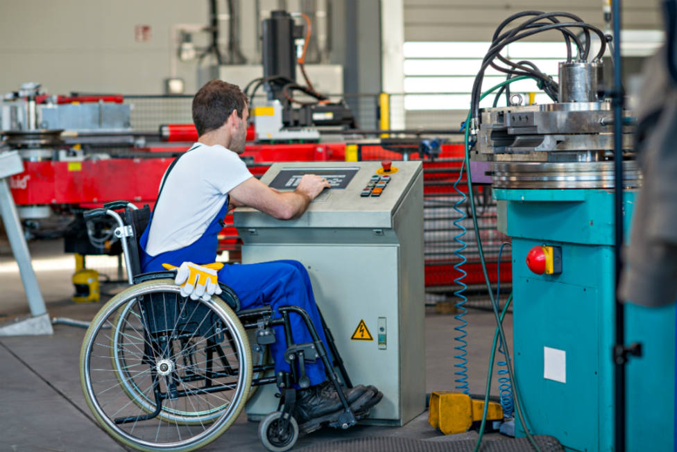 Los trabajadores con discapacidad cobran un 17% menos que el resto