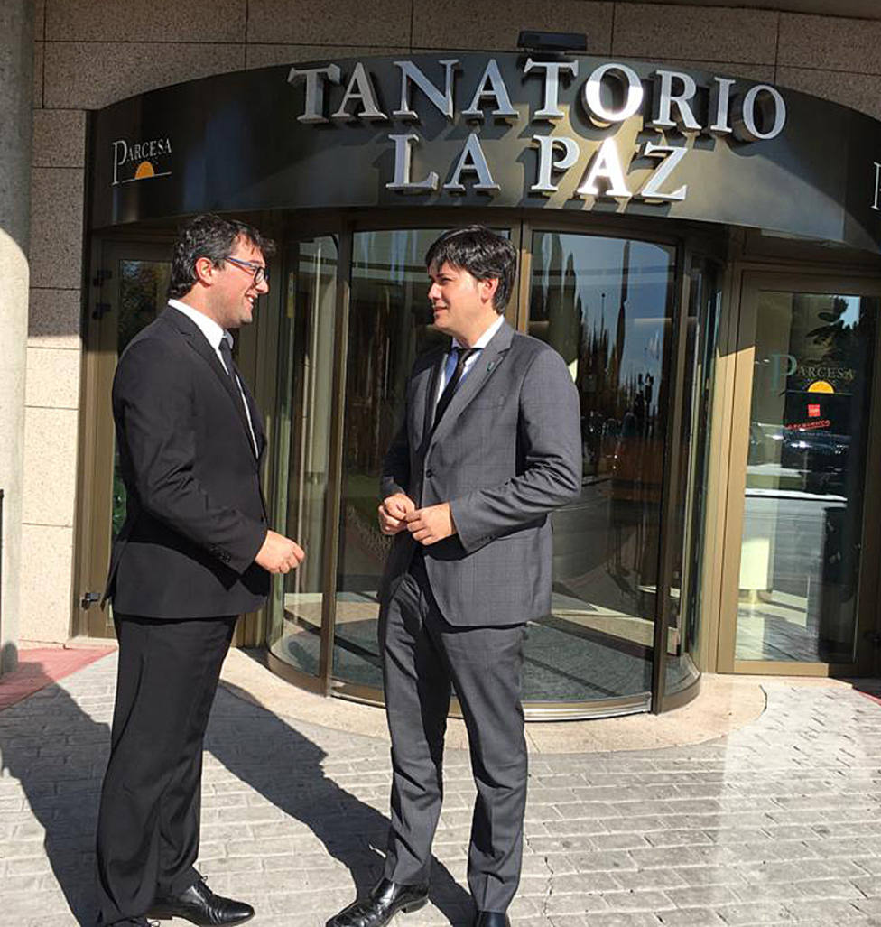 El alcalde de Valdés y el consejero charlan a la entrada de La Paz